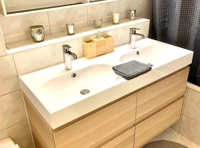 Gian - Close To The Kongresshaus, The Ice Hockey Stadium, Cross-country Skiing, The Eau-la-la Indoor Pool And Wellness, Large Supermarket, 2 Bus Stops, With An Indoor Garage And Fully Equipped Apartment Davos